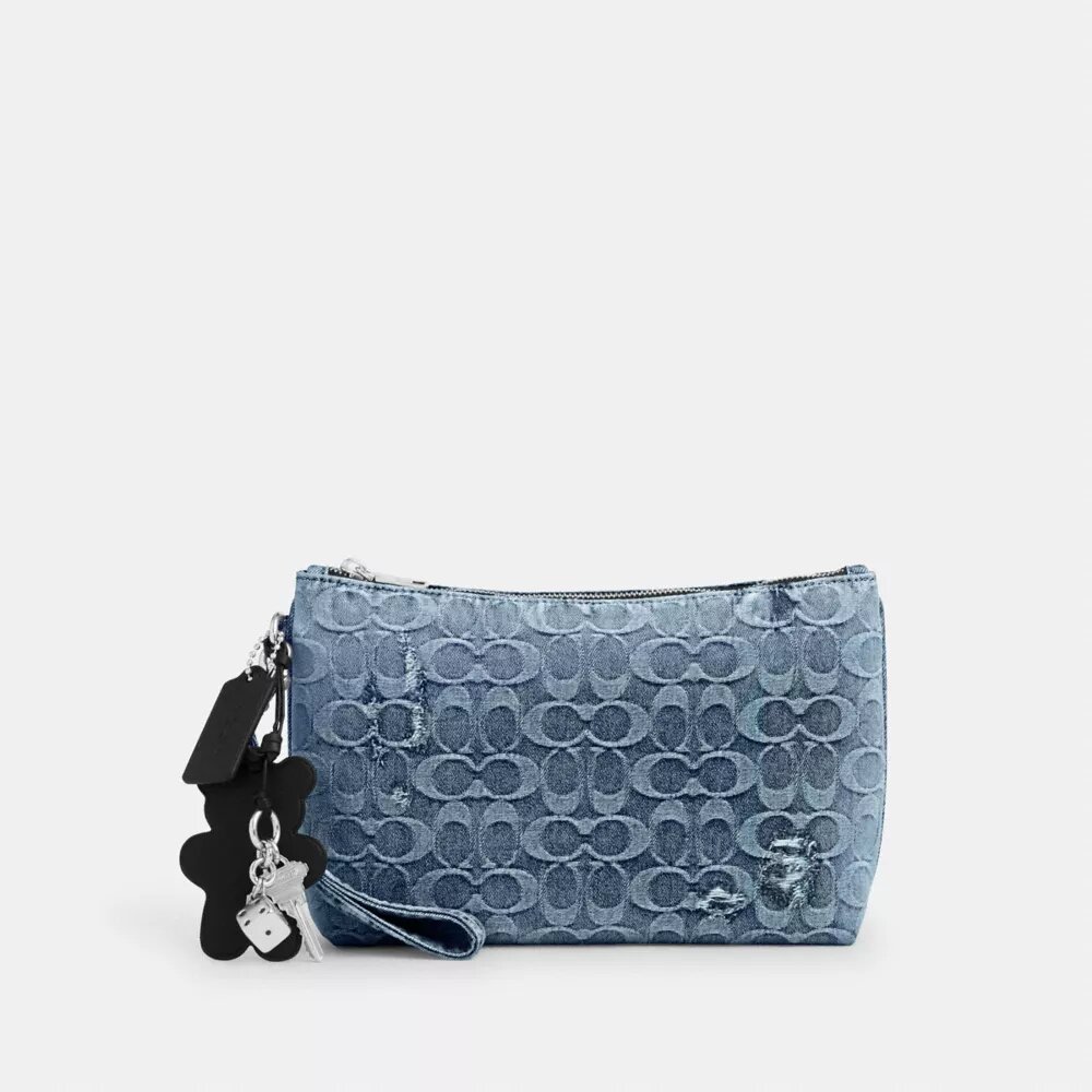 Veske i «Loved»-signaturdenim med anheng